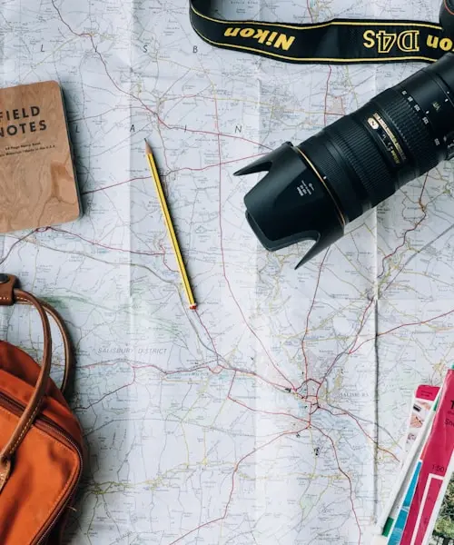 Câmera e passaporte para viagem